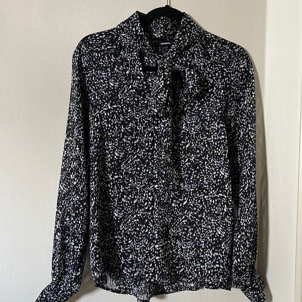 Express speckled keyhole front blouse